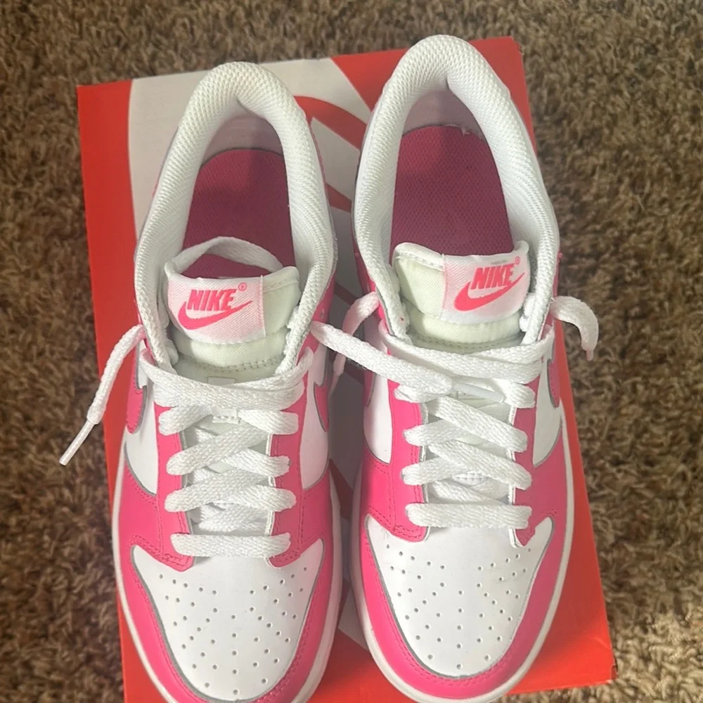 Nike Dunks Fuchsia and White - Picture 6 of 11